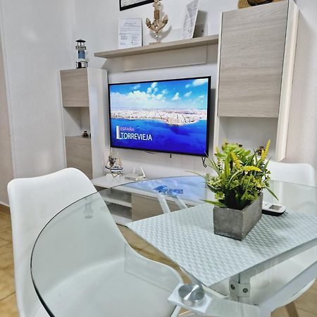La Casa De Veronica - Serene Apartment With Shared Pool, Steps From The Beach Torrevieja Zewnętrze zdjęcie