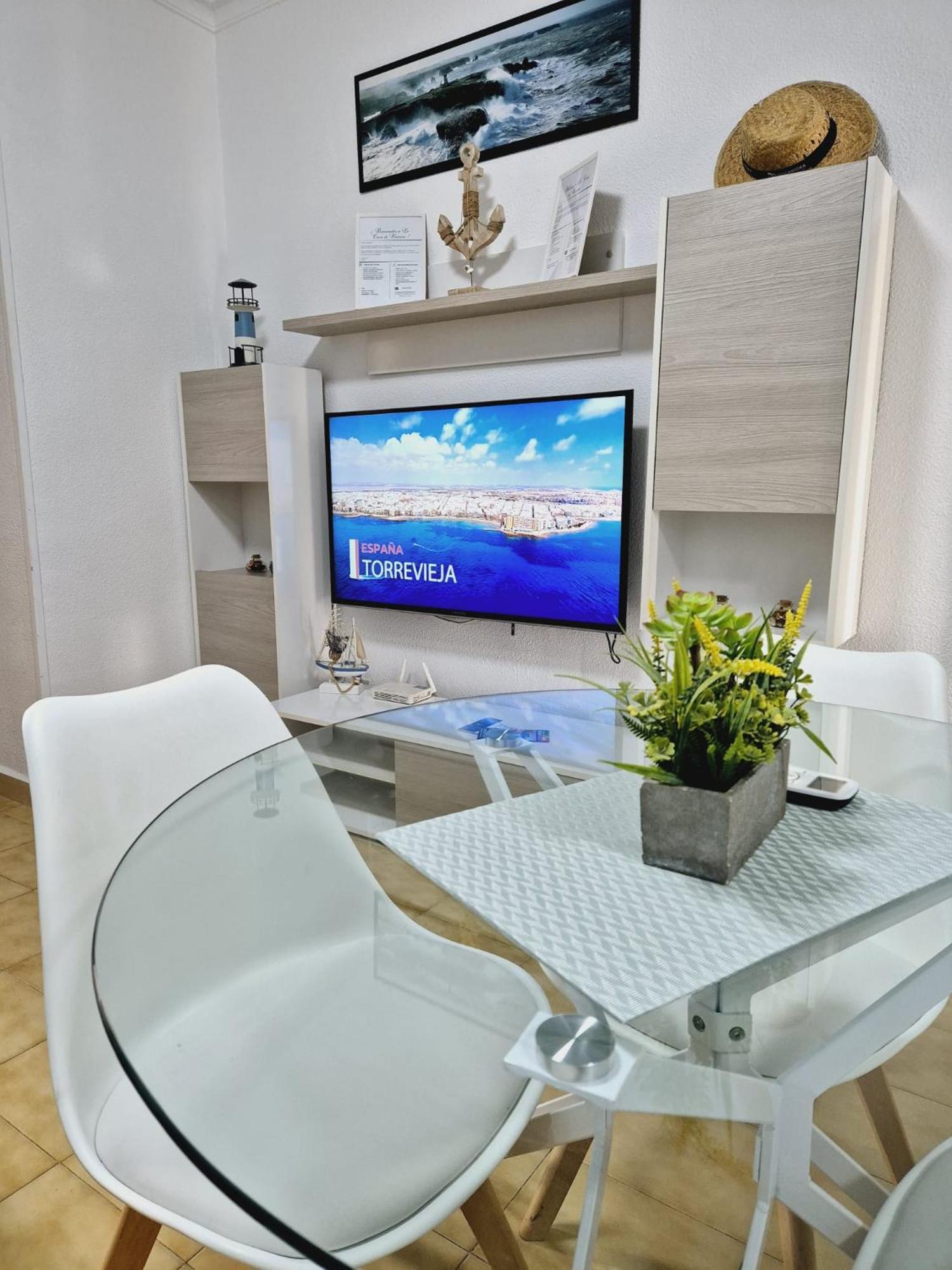 La Casa De Veronica - Serene Apartment With Shared Pool, Steps From The Beach Torrevieja Zewnętrze zdjęcie