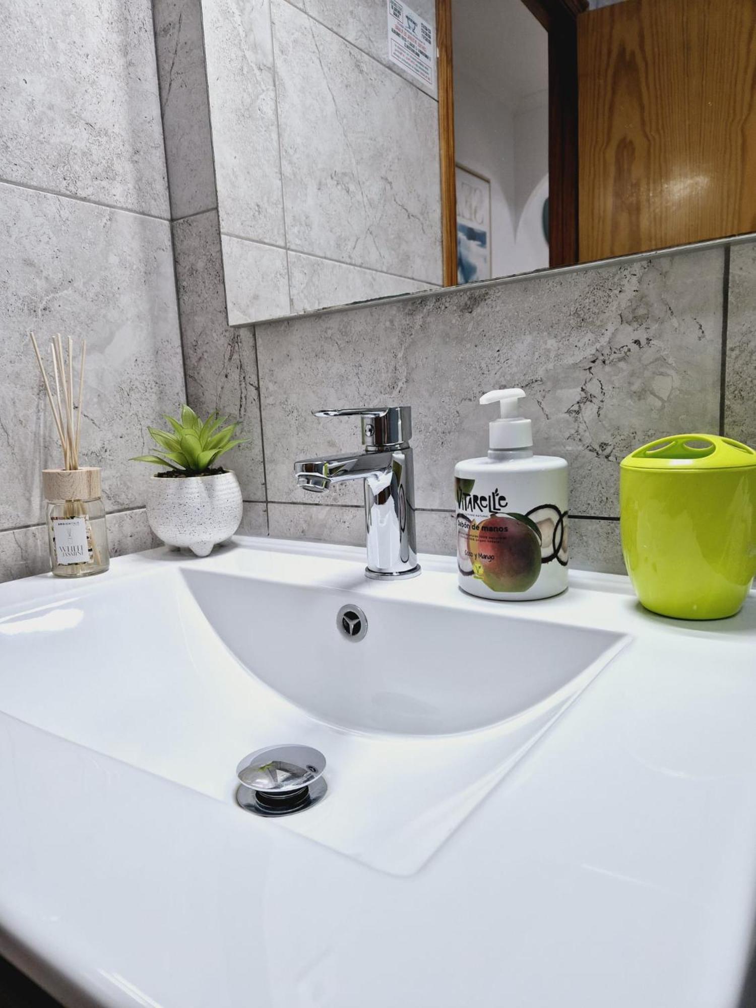 La Casa De Veronica - Serene Apartment With Shared Pool, Steps From The Beach Torrevieja Zewnętrze zdjęcie