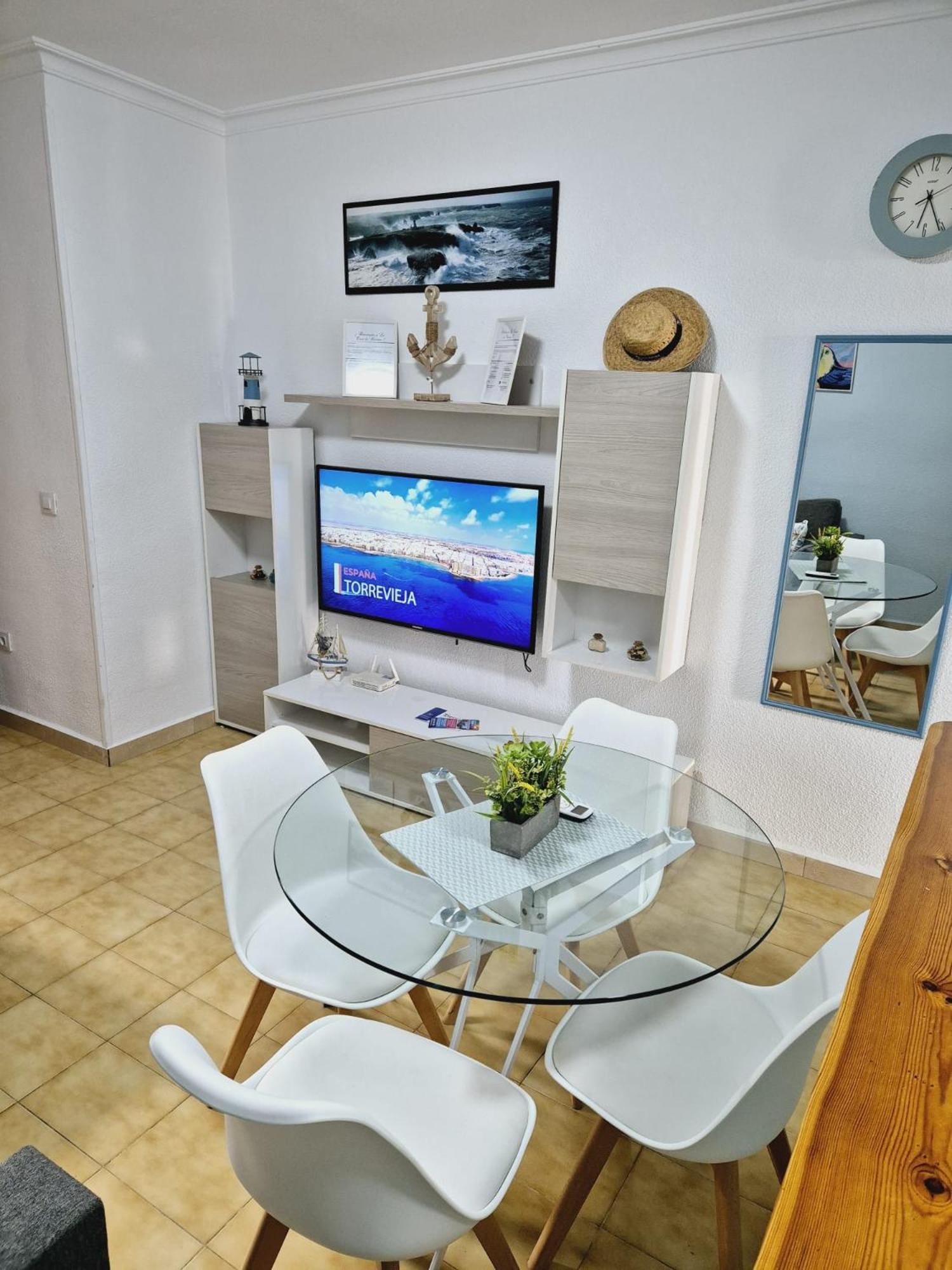 La Casa De Veronica - Serene Apartment With Shared Pool, Steps From The Beach Torrevieja Zewnętrze zdjęcie